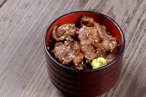 伊賀牛炙り丼（ミニ）の写真。